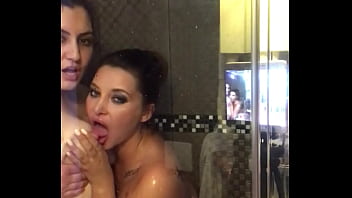 Arab Dan Rusia Lesbian Di Belakang Panggung Setelah Adegan Seks Mandi Bersama