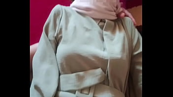 Adik Tiri Berhijab Tergoda Rayakan Lebaran Dengan Kenikmatan Terlarang