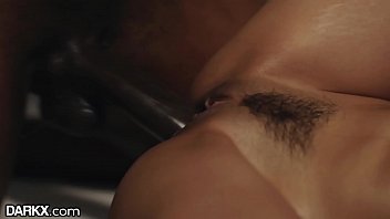 Asian Mungil Berikan Pijat Penuh Gairah Untuk Pria Berpenis Besar