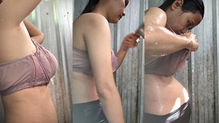 Mengintip Ibu-ibu Mandi Yang Menggoda