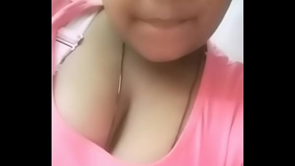 Gadis Desi Pamer Payudara Seksi Di Kamera