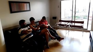Tidak Ada Acara Seru Di Tv, Jadi Aku Lampiaskan Nafsu Dengan Tukang Ledeng Dan Teman Suamiku