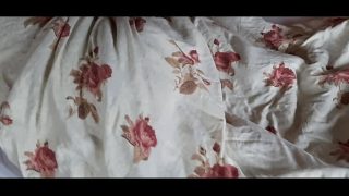 Menggoda Diri Sendiri Membayangkan Kemaluan Ibu Tiriku.