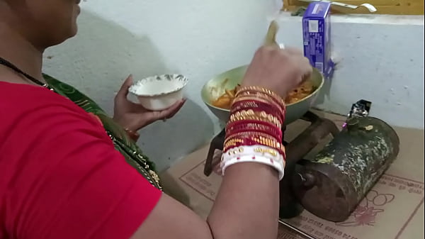मैड को किचन स्टैंड पर चिकन बनाते हुए जमकर चोदा