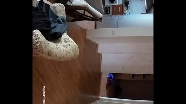 Pasangan Saling Intip Di Ruang Tamu