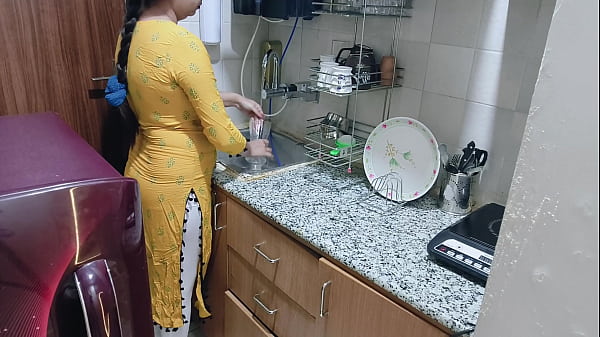 Aku Temukan Ibu Tiriku Yang Bergairah Di Dapur – Film Panas Hindi