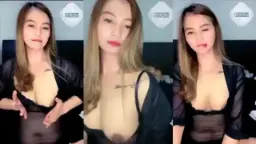 Cewek Pirang Cantik Pamer Payudara Montok