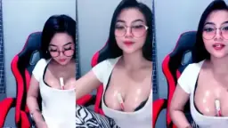 Gadis Berkacamata Dengan Belahan Dada Menggoda Dan Gairah Yang Membasahi