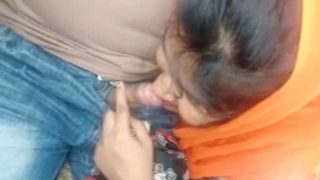 Mobil Diparkir, Pacar Desi-ku Minta Berhenti Saat Aku Lagi Asyik Melayani