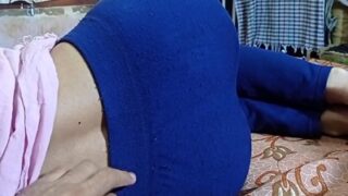 Pria India Menggoyang Adik Perempuannya Yang Tertidur Pulas Di Ranjang