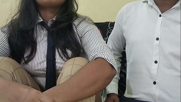देसी लड़की का ऑफिस में पहला दिन, काम पूरा न कर पाने पर बॉस ने ऑफिस में ही लिया उसका पहला पाठ।