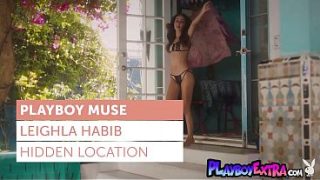 Leighla Habib, Si Cewek Arab Seksi, Tersenyum Manis Sambil Lepas Baju Dan Mandi