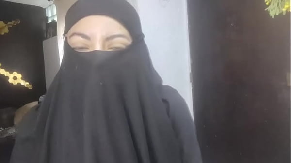 Istri Arab Amatir Yang Sangat Bergairah Muncrat Di Niqabnya Sambil Masturbasi Saat Suami Sedang Sholat Pornografi Berkerudung