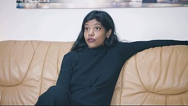 Desi Devi, Mantan Pembawa Acara Tv Yang Menggoda Di Sofa Casting Kami