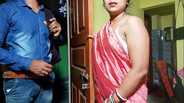 भाभीजी को ब्रा सेल्समैन ने फुसलाकर चुदाई की, हिंदी आवाज़ में इंडियन पोर्न