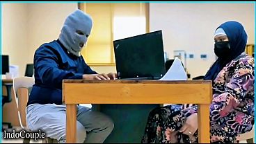 Istri Berhijab Yang Alim Ternyata Mesum, Digoyang Vibrator Oleh Selingkuhan Di Kantor.