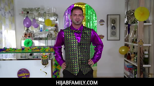 Hijabfamily – Violet Gems Si Gadis Berhijab Diguyur Manik-manik Sebelum Belajar Ngeblowjob Nicky