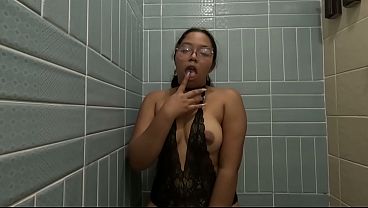 Gadis Amatir Minum Air Seni Banyak Banget!