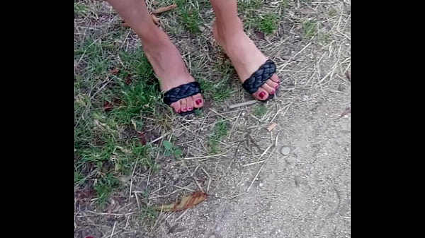 Milf Arab Jalang Dengan Jari Kaki Dan Tumit Seksi Yang Memikat