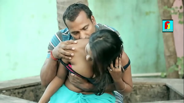 Pamer Belahan Dada Seksi Ala Desi
