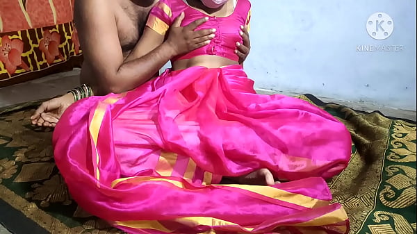 Bercinta Dengan Ibu Rumah Tangga India Dalam Sari Merah Jambu Yang Menggoda