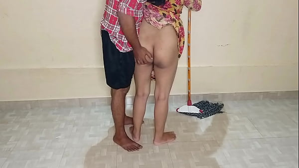 गर्म कामवाली आंटी को कमरे में ही चूसवाकर जबरदस्त चोदा!