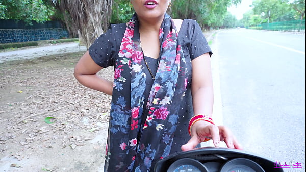 Bhabhi Nakal India Melayani Klien Di Pinggir Jalan, Digituin Doggy Style Sambil Merintih Dalam Bahasa Hindi.