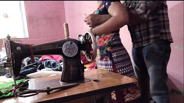 देसी भाभी को सिलाई सिखाते हुए अंकल ने मौका पाकर चोद दिया