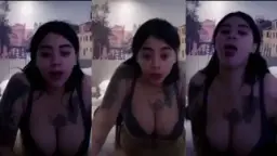 Douna Bergaya Seksi Dengan Tato Yang Menggoda