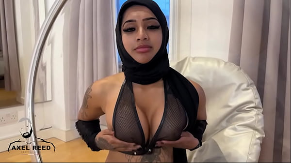 Gadis Muslim Berjilbab Digencet Ganas Oleh Cowok Kekar