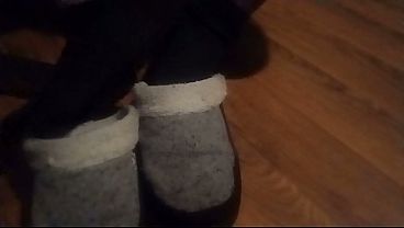 Kaki Gue Ukuran 13, Kalo Mau Kasih Sepatu Sneakers Buat Gue.