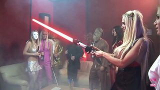 Amy Mengadakan Pesta Ulang Tahun Cosplay Untuk Temannya, Yang Berakhir Dengan Pesta Seks Liar