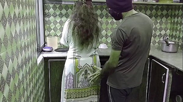 Bokep India: Bhabhi Kesepian Digituhin Di Dapur Sambil Masak