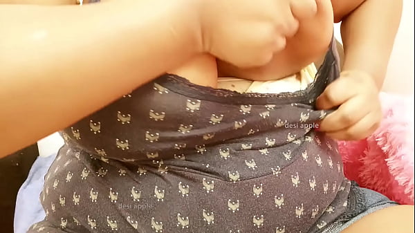 Gadis India Utara Memamerkan Payudara Montoknya