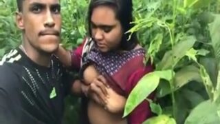 Desi Liar Menggila, Ngentot Memek Montok Di Semak-semak Terbuka