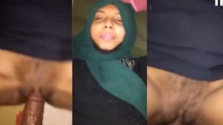 Gadis Murahan Berhijab Nikmati Ngeseks Pertama Dengan Pria Lokal
