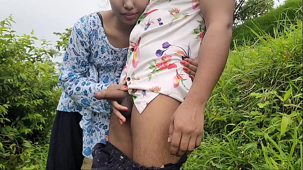 Desi Bhabhi Ki Gaand Maraai Khet Mein, Bahar Nanga Karke.