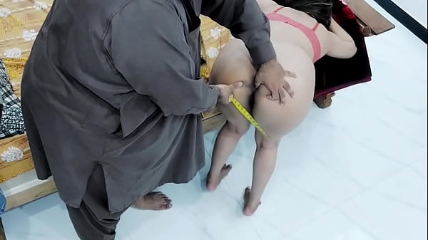 Penjahat India Ngentot Cewek Desa Gawar Berpantat Besar Seperti Jalang, Keras Dan Kasar Gaya Doggy Dengan Audio Hindi Jelas Dan Bicara Mesra
