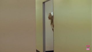 Blonde Gadis Perawat Menggoda Dan Bercinta Dengan Sesama Perawat Dan Dokter