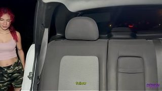 Gadis Amatir Digoyang Di Mobil Depan Umum