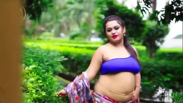 Panasnya Bhabi India Dalam Sari Yang Menggoda