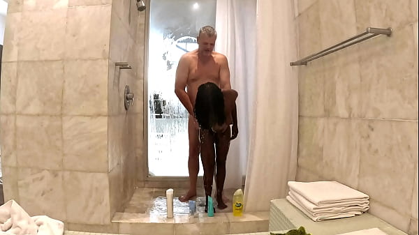 Nyonya Hitam Seksi Mandi Panas Dan Menggoda Bersama Sugar Daddy Putih Di Apartemen Mewahnya