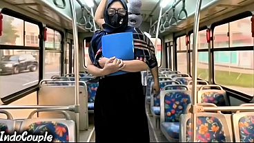 Ibu Muslim Pulang Sendirian Dari Kampus Naik Bus, Langsung Digaruk Orang Asing Di Atas Jilbabnya.