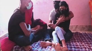 Video Bokep Bangladesh: Pasangan Kinky Main Bertiga, 4 Orang Ngewe Liar