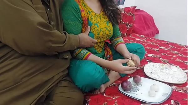 Bantu Ibu Tiri Potong Sayur, Lalu Ngentot Pantat Besarnya, Selingkuh Dari Bapak Tiri, Audio Hindi Jelas