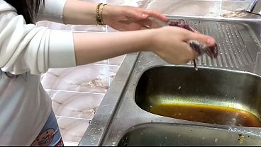 كفيل سعودي يكسّر خاطر الخادمة المصرية في غياب مرته