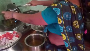 Ibu Rumah Tangga India, Masak Sambil Main Sama Pacar, Basah Kuyup.