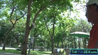 Gadis Thailand Mungil Digetar Di Dalam Tuk Tuk, Digaruk Keras Sampai Meraung.