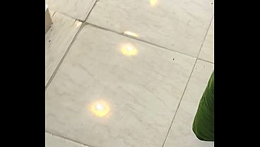 شرموطة مصرية نار، صاحبة البيت بتتنيك من سباك وصاحبه، كلام هيج، صوت واضح، جسم يلبن