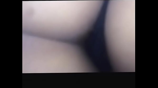 بنت عربية تحت السن بتكشف كسها وتلعب فيه